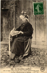 La Dentelliere espaliote avec sa large coiffure tuyautee, dite a