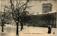 La Chaise-Dieu (Hte-Loire) - Place du Foiral en hiver à La Chaise-Dieu