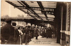 Etrangers arrivant a Vichy sollicités par les garcons hotel à Vichy