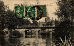 Paray-le-Monial La Bourbince, le Pont et la Basilique à Paray-le-Monial