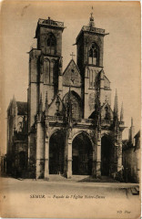 Semur - Facade de l'Eglise Notre-Dame