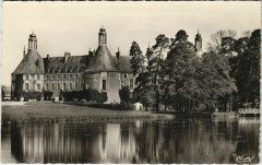 Saint-Fargeau - le chateau et la piece d'eau à Saint-Fargeau
