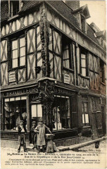 Sens - La Maison dite Abraham construite en 1204 au coin de à Sens