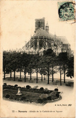 Nevers - Abside de la Cathedrale et Square à Nevers