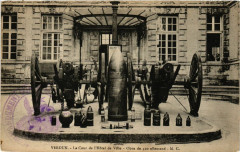 Verdun - La Cour de l'Hotel de Ville - Obus de 420 Allemand à Verdun