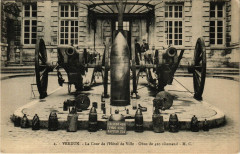 Verdun - La Cour de l'Hotel de Ville - Obus de 420 allemand à Verdun