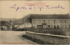 Guerre Un coin du village Porte et Café Tucentre