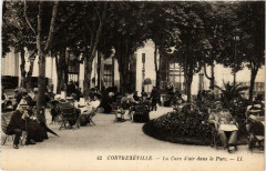 Contrexeville La Cure d'air dans le Parc. à Contrexéville