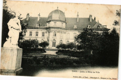 Toul-Jardin et Hótel de Ville à Toul