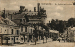 Pierrefonds - Le Chateau et la place à Pierrefonds