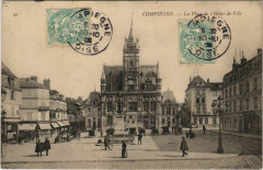 Compiegne - La Place de L'Hotel-de-Ville à Compiègne