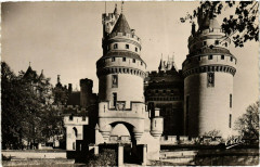 Pierrefonds Le Chatelet et les Tours Charlemagne France à Pierrefonds