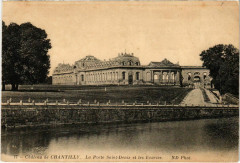 Chantilly - La Porte Saint-Denis et les Ecuries à Chantilly