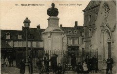 Grandvilliers - Statue du général Saget à Grandvilliers