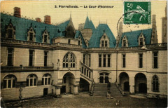 Pierrefonds La Cour d'honneur à Pierrefonds