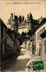 Pierrefonds - La Rue N.-D. et le Chateau à Pierrefonds