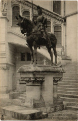 Chateau de Pierrefonds-La Statue de Louis d'Orleans à Pierrefonds