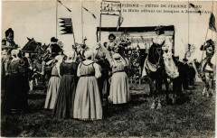Compiegne - Fetes de Jeanne d'Arc - Dames de la Halle offrant un à Compiègne