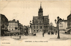 Compiegne - La Place de l'Hotel-de-Ville à Compiègne