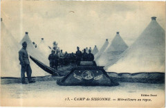 Camp de Sissonne Mitrailleurs au repos à Sissonne