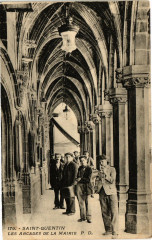 Saint-Quentin Les arcades de la mairie à Saint-Quentin
