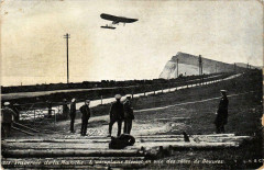 Traversée de la Manche-L'aéroplane Blériot en vue des cotes de