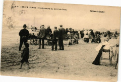 Berck-Plage - Promeneurs au bords de l'eau à Berck