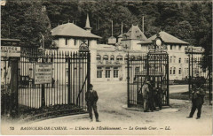 Bagnoles-de-l'Orne-L'Entrée de l'Etablissement-La Grande Cour