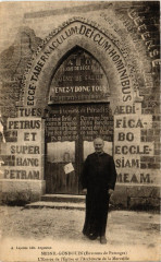Mesnil-Gondouin (Environs de Putanges ) - L'Entrée de l'Eglise