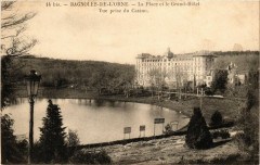 Bagnoles-de-L'Orne- La Place et le Grand-Hotel-Vue prise du Casino à Ri