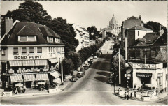 Lisieux - Avenue Sainte-Thérése au fond la Basilique à Lisieux