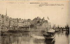 La Normandie - La C.P.A. - Honfleur - Sur le Bassin à Honfleur