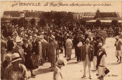Deauville - La Plage Fleurie.Sur les planches aprés le bain à Deauville