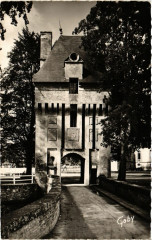 Fervaques - La Poterne - Entrée du Chateau