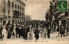 Deauville - Rue Gontaut Biron a midi à Deauville