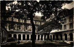 Caen - Abbaye aux Hommes - Cour du Cloitre à Caen
