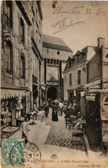 Le Mont Saint-Michel - L'Hotel Poulard Ainé - Grande-Rue au Mont-Saint-Michel