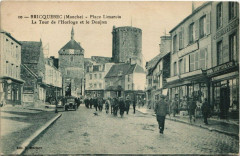 Bricquebec - place Limarois la tour de l'horloge et le donjon -
													50 Manche
												