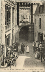 Mont-Saint-Michel-La Porte du Roi et l'Hotel Poulard Aine