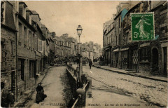 Villedieu-les-Poelesl (Manche) - La rue de la République
