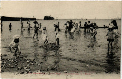Cherbourg - Sur la Plage - Au dernier plan le Borda