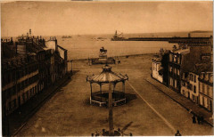 Cherbourg - La Place de la Republique et la Mer