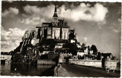 Mont-Saint-Michel - Le'Arrivée a marée haute