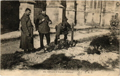 Lepine Officiers deposant des fleurs sur les tombes