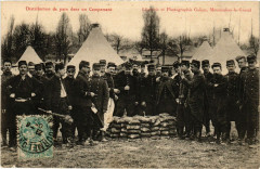 Distribution de pain dans un Campement