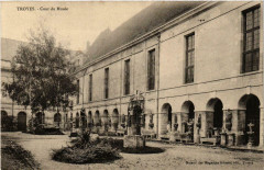 Troyes- Cour du Musee France à Troyes