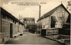 Troyes Maison de Famille - La Chapelle, entrée des cuisines à Troyes