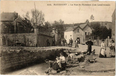Raucourt - La rue du Ruisseau, les lessiveuses