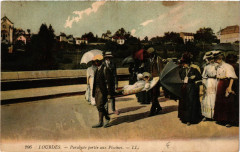 Lourdes Paralysée portée aux Piscines à Lourdes