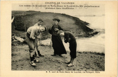Carte postale ancienne Paris 20e Colonie de Vacances enfants de la paroisse de Notre D
                                                                     à Lourdes
                                